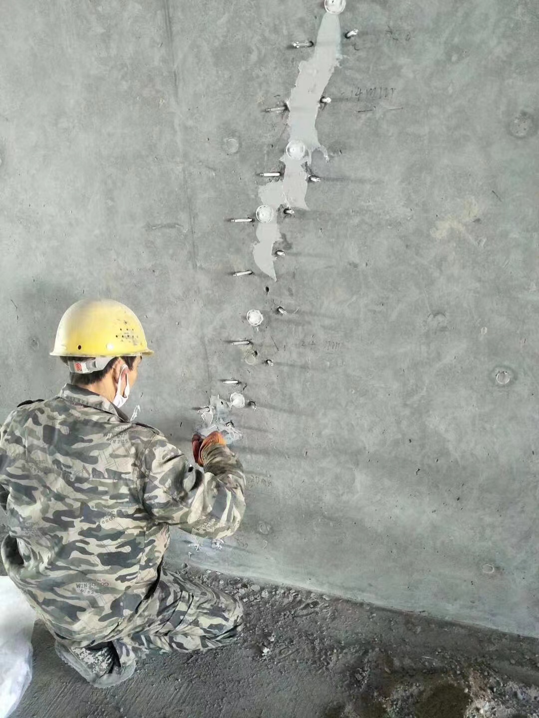 桂东混凝土楼板裂缝加固施工的方案